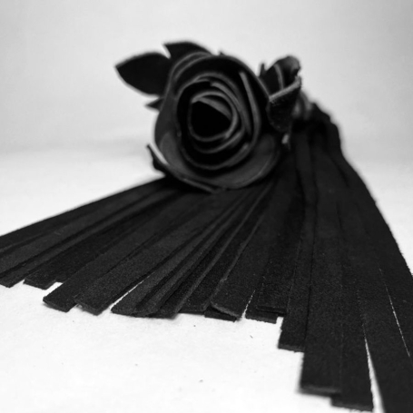 Замшевая плеть с розой БДСМ Арсенал